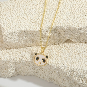Collar con colgante de panda de aleación dorada colgado en una base de piedra blanca