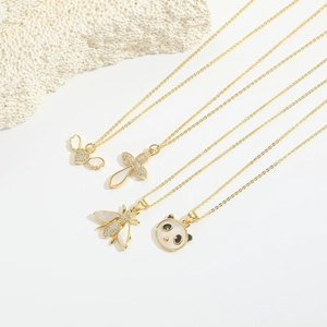 Collares dorados con colgantes de panda, abeja, corazón e insecto para mujer
