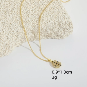 Collier élégant avec pendentif initiale dorée et zircons scintillants sur pierre