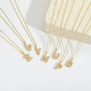 Colliers lettres minimalistes plaqués or avec pendentifs sertis de zircons brillants