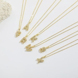 Colliers avec pendentifs lettres majuscules dorées et pavage en zircone étincelant