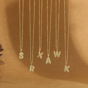 Collier Pendentif Initiale Alphabet en Cuivre Plaque Or Strass Lettre Étincelante Chaîne de Clavicule Bijoux pour Femmes