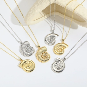 Set de collares con colgantes de caracola y circonitas en acabados dorado y plateado