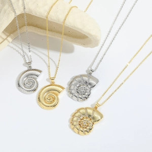 Elegantes collares con colgante de concha en oro y plata con circonitas incrustadas