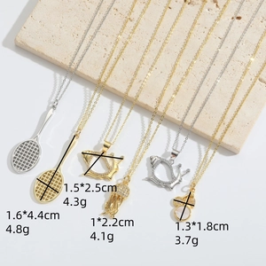 Collares de moda en oro y plata con colgantes de raqueta de tenis y medusa