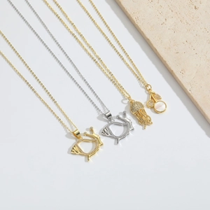 Elegantes colgantes de oro y plata con medusas y corazones de corona en cadenas finas