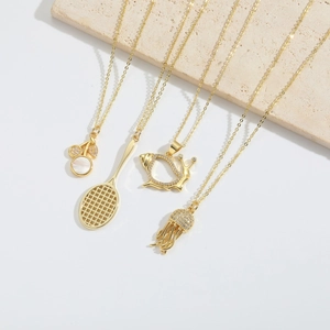 Collares dorados con colgantes de cereza, raqueta de tenis, caracol y medusa