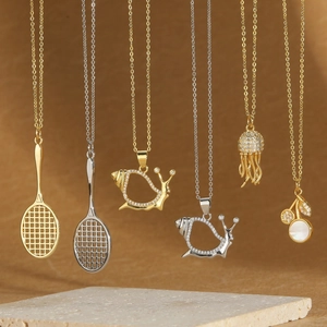 Collar con Colgante de Cobre y Zirconia para Mujer Joyería Única con Diseño de Raqueta de Tenis Caracol Medusa Cereza