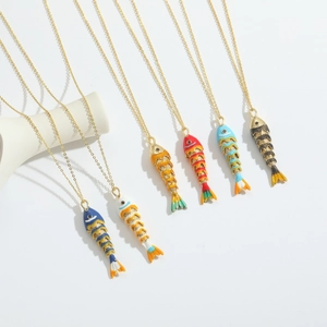 Detalle de seis colgantes articulados de pez esmaltado con cadenas en color oro