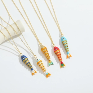Juego de cinco collares con colgantes de peces esmaltados y cadena dorada