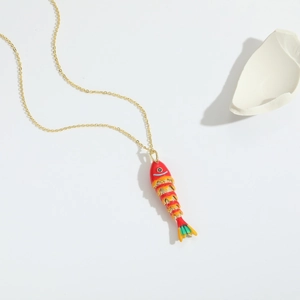 Collar con colgante de pez tropical móvil de esmalte rojo y cristales brillantes