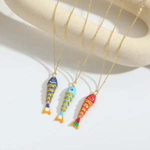 Colgantes de pez articulados en esmalte azul y rojo con finas cadenas doradas
