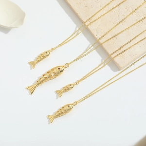 Goldene Fisch-Halskette mit roten Edelsteinaugen und detaillierter Schuppenstruktur
