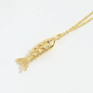 Beweglicher Goldfisch-Anhänger mit Rubinauge und Schuppendetails an goldener Kette