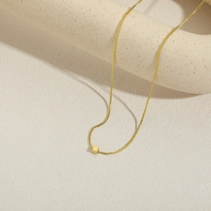 Collier minimaliste avec pendentif grain d'or et chaîne box pour bijoux femme