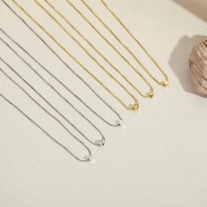 Colliers minimalistes avec pendentifs haricots en or et argent sur chaîne fine
