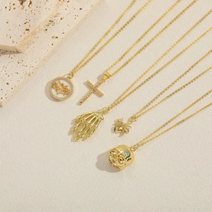 Set aus fünf Goldhalsketten mit Totenkopf, Kreuz, Spinne und Lebensbaum Anhängern