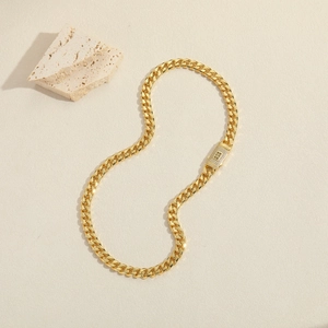 Élégant collier à maillons cubains plaqué or 14 carats avec fermoir pavé de zircones