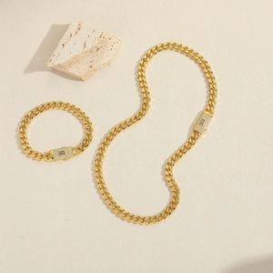 Détail de l'ensemble chaîne cubaine plaqué or 14 carats avec fermoir pavé et gravure S