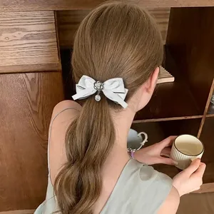 Barrette à cheveux élégante en satin blanc avec fleur de camélia et perle tombante