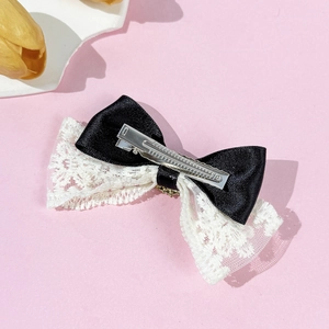 Barrette à cheveux élégante avec nœud en dentelle blanche et satin noir, clip en argent