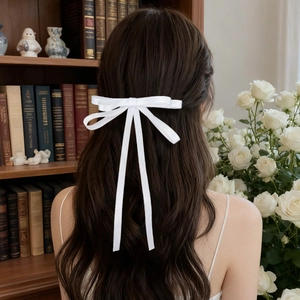 Elegante fermaglio per capelli in raso bianco con fiocco lungo per un look dolce e chic