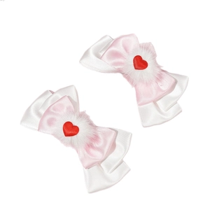 Barrettes à nœud en ruban rose et blanc avec pompon doux et détail cœur rouge