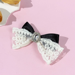 Détail d'une pince à cheveux avec nœud en dentelle et centre luxueux en strass brillant