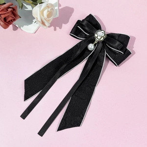 Pince à cheveux nœud noir élégante avec pendentif perle camélia et bordure blanche chic