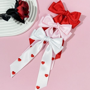 Noeuds à cheveux élégants en satin avec rubans et motifs de cœurs en rouge blanc et rose