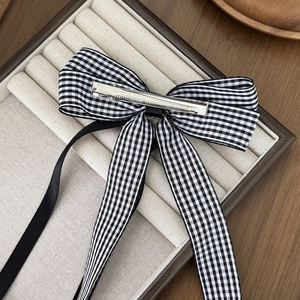 Elegante fermaglio per capelli con fiocco vichy bianco e nero su scatola in legno