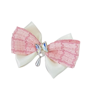 Pince à cheveux nœud en tweed rose et satin avec bijou papillon et perle élégante