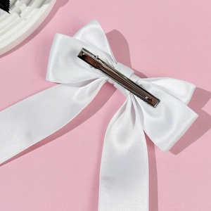 Barrette à cheveux élégante en satin blanc avec longs rubans et pince en métal
