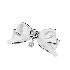 Pince à cheveux élégante en ruban blanc avec fleur de camélia et pendentif perle