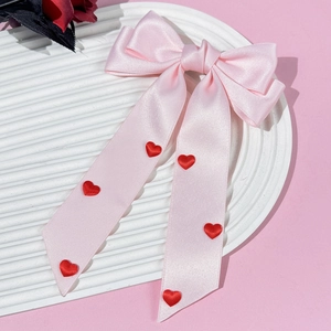 Barrette à cheveux avec nœud en satin rose à cœurs rouges et longs rubans élégants