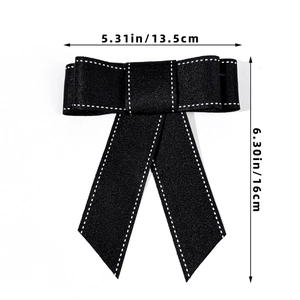 Detailweergave van de zwarte denim strik met witte stiksels en afmetingen erbij