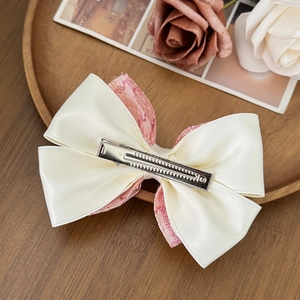 Barrette à cheveux nœud crème et rose avec dentelle sur plateau en bois rétro