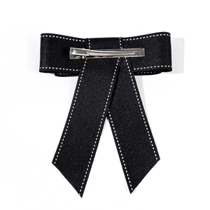 Minimalistische zwarte strik haarclip met witte stiksels en zilveren metalen krokodilclip