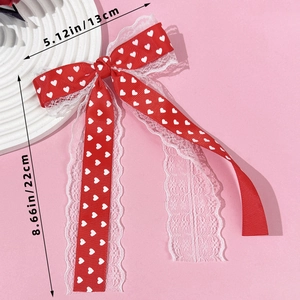 Nœud à cheveux rouge imprimé cœur et dentelle, dimensions 13x22 cm, vue détaillée