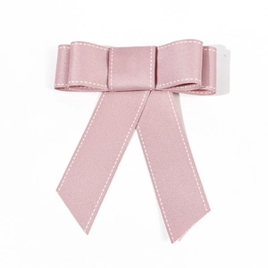 Detail van roze strik van lint met witte stiksels en diagonaal afgesneden uiteinden
