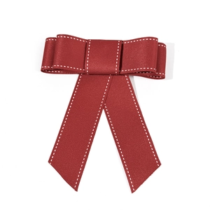 Donkerrode haarstrik met witte stiksels en satijntextuur voor dames haaraccessoire