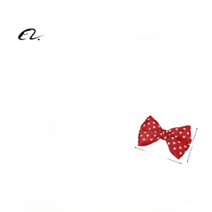 Détail du nœud papillon rouge à motifs cœurs montrant la taille 11,5 x 8 cm et texture