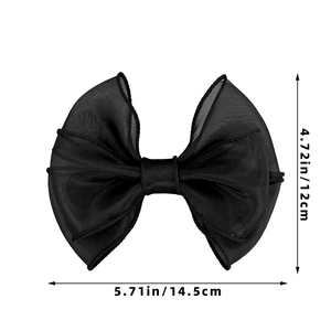Dettaglio del fiocco in organza nera con dimensioni indicate di 14,5 cm x 12 cm