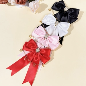 Schleifen-Haarspangen aus Satin mit Perlen und Sternketten in Schwarz, Weiß und Pink