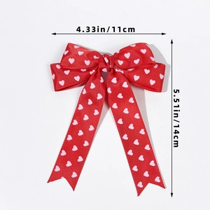 Détail d'un nœud papillon rouge à motifs cœurs avec dimensions précises de 11x14cm
