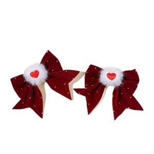 Coppia di fiocchi in velluto rosso con pompon di pelliccia sintetica e strass a cuore