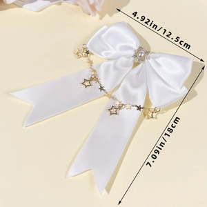 Detailansicht der weißen Satin-Haarschleife mit Maßen 12,5 cm Breite und 18 cm Länge