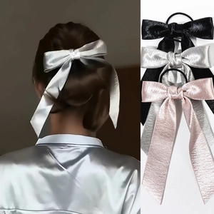 Chouchous élégants en satin avec nœuds et rubans longs en noir, argent et rose