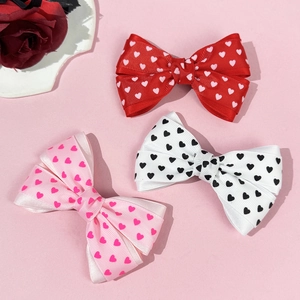 Trois barrettes nœuds en gros-grain à motifs cœurs rouge, blanc et rose pour filles