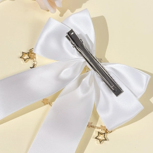 Eleganter weißer Satin Schleifen-Haarclip mit goldener Sternenkette und Metallschnalle
